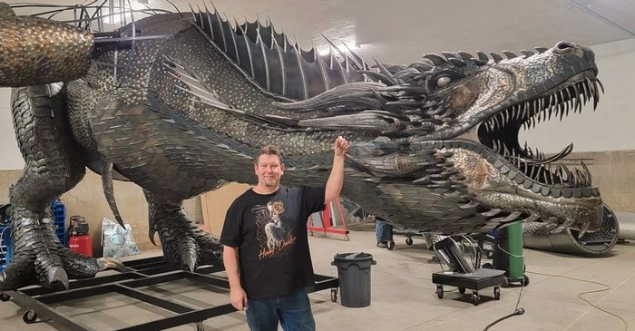 Seorang seniman asal Kanada membangun patung logam besar yang menggambarkan naga paling tangguh dalam seri HBO tersebut.