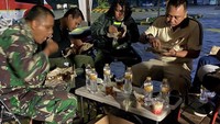 Jadi relawan di pemakaman Pondok Rangon. Marshel bagikan momennya saat makan nasi bungkus bareng petugas dan relawan di sana. Foto: Instagram @marshel_widianto