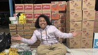 Bagi-bagi sembako, Marshel senang membantu sesama yang juga membutuhkan bantuannya. Foto: Instagram @marshel_widianto