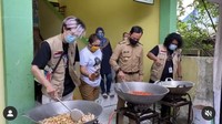 Main ke Bogor, Marshel ditemani walikota hingga beberapa tokoh penting lainnya tampak serius memasak sesuatu. Foto: Instagram @marshel_widianto