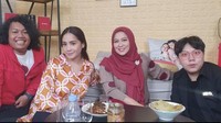 Begini manisnya senyuman Marshel saat diajak makan siang bareng oleh Nagita dan Teh Shanty, istri dari Denny Cagur. Foto: Instagram @marshel_widianto