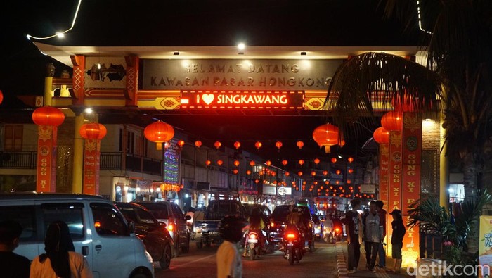 Suasana lampion di Singkawang menjelang Imlek