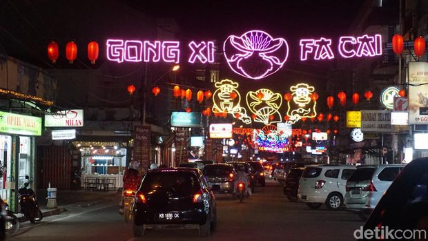 Suasana lampion di Singkawang menjelang Imlek