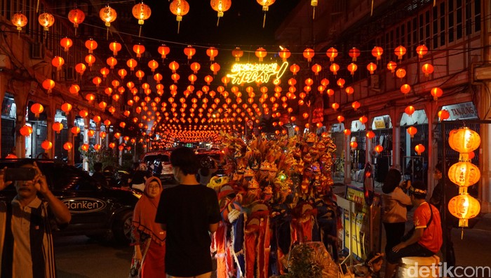 Suasana lampion di Singkawang menjelang Imlek