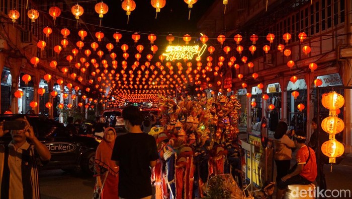 Suasana lampion di Singkawang menjelang Imlek