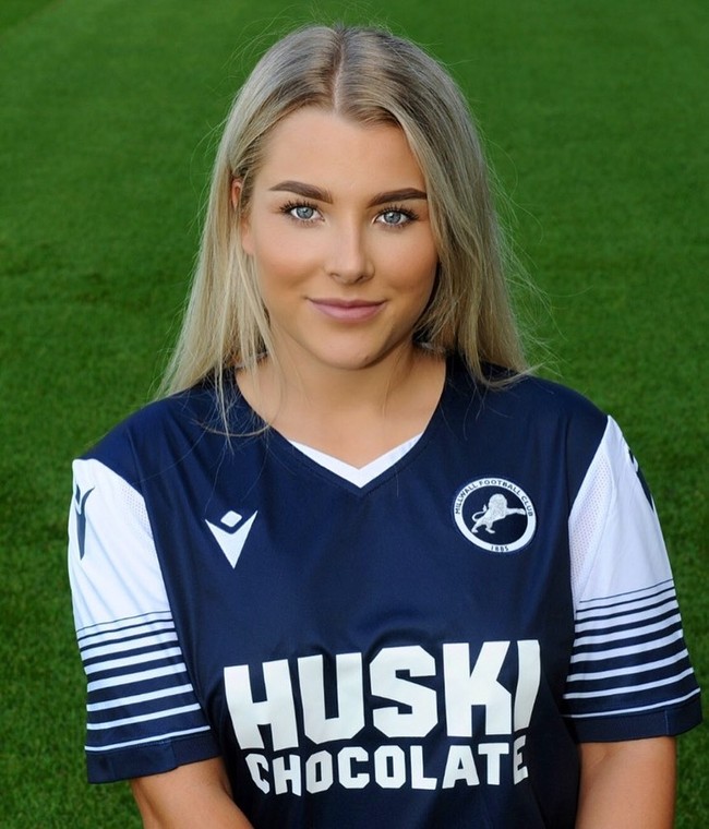 Namun sepak bola tetap menjadi passionnya. Inilah potret Madelene di masa lalu dengan baju mantan klub bolanya. Foto: Instagram @madelene_wright