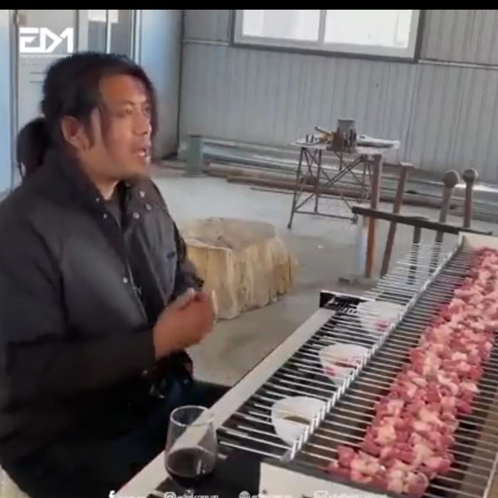 Main Piano Sambil Membakar Sate