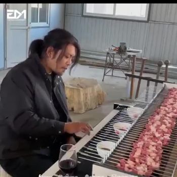 Main Piano Sambil Membakar Sate