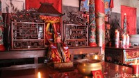 Nanik Indrawati (53), pengurus Kelenteng Hong San Kiong mengatakan sekitar abad 18 ada pedagang dari China Selatan datang ke Gudo dengan membawa patung Dewa Kong Tik Tjoen Ong. Berdasarkan cerita turun temurun, patung Dewa Kong Tik Tjoen Ong tersebut mendatangkan keselamatan bagi para saudagar yang berimigrasi dari China Selatan ke Indonesia. Karena itulah patung dewa tersebut dipuja setibanya di wilayah Gudo hingga kini.