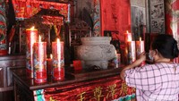 Kini, tempat ibadah umat Tri Dharma ini dirawat dengan baik sejak kepengurusan kelenteng pada tahun 1928. Kelenteng Hong San Kiong kaya akan ornamen dan nilai filosofis. Kelenteng yang menghadap ke arah utara ini kental akan warna merah dan kuning keemasan. Warna merah melambangkan kebahagiaan dan kemakmuran, sedangkan kuning keemasan melambangkan keagungan yang dulu hanya boleh digunakan keluarga kerajaan.