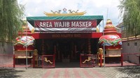 Begitu juga dengan Kelenteng Boo Hway Bio di Desa Kauman, Kecamatan Mojoagung. Menurut pengurus Kelenteng tersebut, Wijaya Kurniawan, tidak ada catatan sejarah berdirinya Kelenteng Boo Hway Bio. Hanya saja menurut cerita turun temurun, kelenteng di sisi utara taman Mojoagung itu dibangun para perantau dari Kota Fuqing, Provinsi Fujian, Tiongkok sekitar tahun 1900-an.
