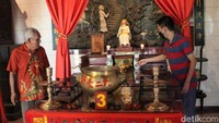 Selain Dewa Kongco Siam Siem Kong, di kelenteng ini juga terdapat patung Dewa Fu De Sheng Shen dan Eyang Jugo seperti yang ada di Gunung Kawi.