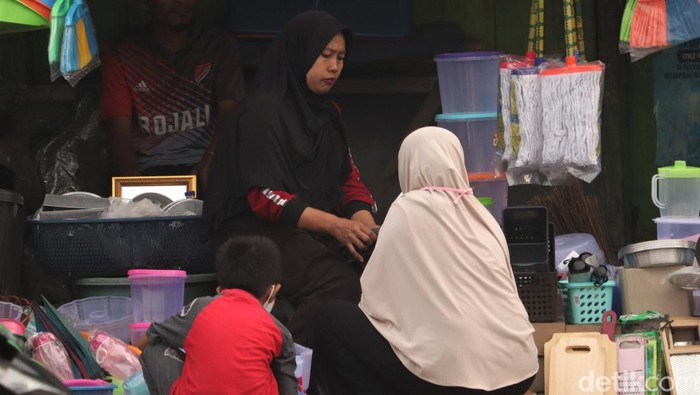 Omicron Ngegas di RI, Masih Ada Warga Tak Bermasker di Sumedang Omicron yang lebih mudah menular memicu naiknya jumlah kasus COVID-19 di RI. Meski begitu masih ada warga Sumedang yang beraktivitas di luar rumah tanpa masker.