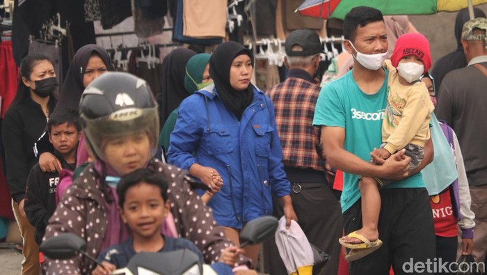 Omicron Ngegas di RI, Masih Ada Warga Tak Bermasker di Sumedang Omicron yang lebih mudah menular memicu naiknya jumlah kasus COVID-19 di RI. Meski begitu masih ada warga Sumedang yang beraktivitas di luar rumah tanpa masker.