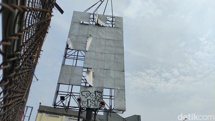 Papan reklame di Depok tak terawat (Dwi Rahmawati/detikcom)