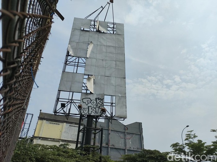 Papan reklame di Depok tak terawat (Dwi Rahmawati/detikcom)