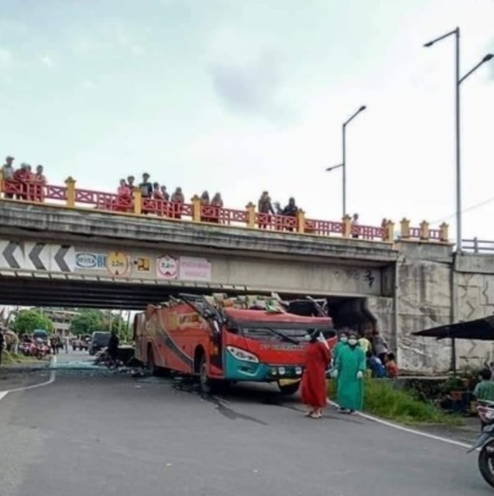 Penampakan bus lepas atap akibat tabrak flyover di Padang Panjang