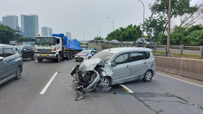 Penampakan Mobil Tabrak Pembatas Jalan Tol Jakarta-Tangerang
