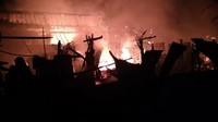 Diketahui, api yang diduga berasal dari korsleting listrik menyebabkan kebakaran terjadi di Pasar Sedayu Gresik, Jawa Timur.