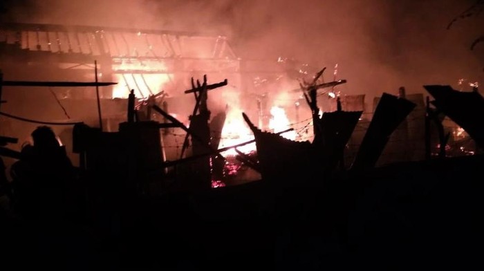 Sebanyak 200 lapak di Pasar Sedayu Gresik terbakar. Kebakaran yang diduga akibat korsleting listrik itu mengakibatkan kerugian mencapai 2 Rp2 miliar.