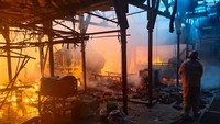 Pihaknya lantas mengirimkan 11 petugas dan 3 unit PMK untuk memadamkan kebakaran.