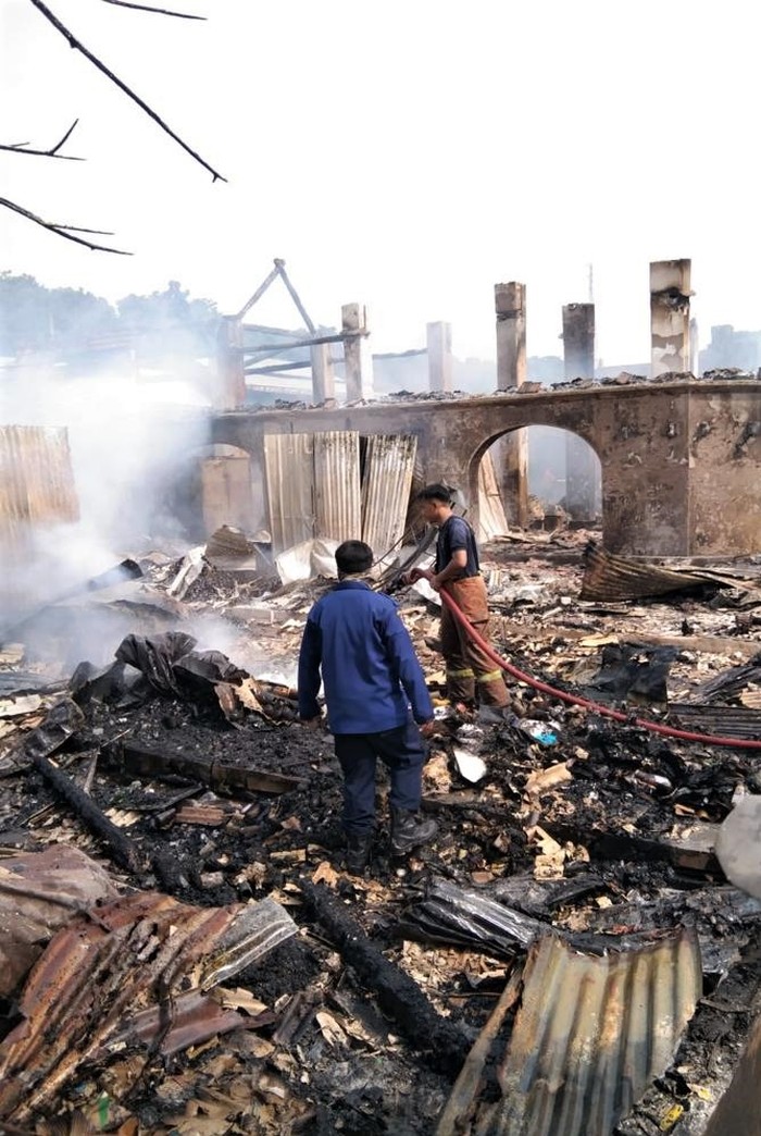 Sebanyak 200 lapak di Pasar Sedayu Gresik terbakar. Kebakaran yang diduga akibat korsleting listrik itu mengakibatkan kerugian mencapai 2 Rp2 miliar.