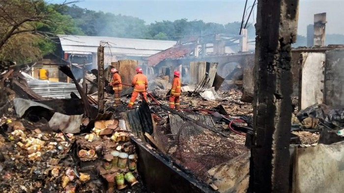 Sebanyak 200 lapak di Pasar Sedayu Gresik terbakar. Kebakaran yang diduga akibat korsleting listrik itu mengakibatkan kerugian mencapai 2 Rp2 miliar.