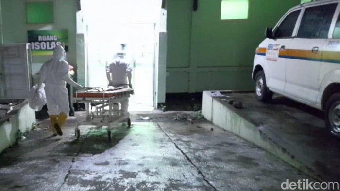 Petugas di ruang isolasi COVID-19 RSUD Kota Tasikmalaya.