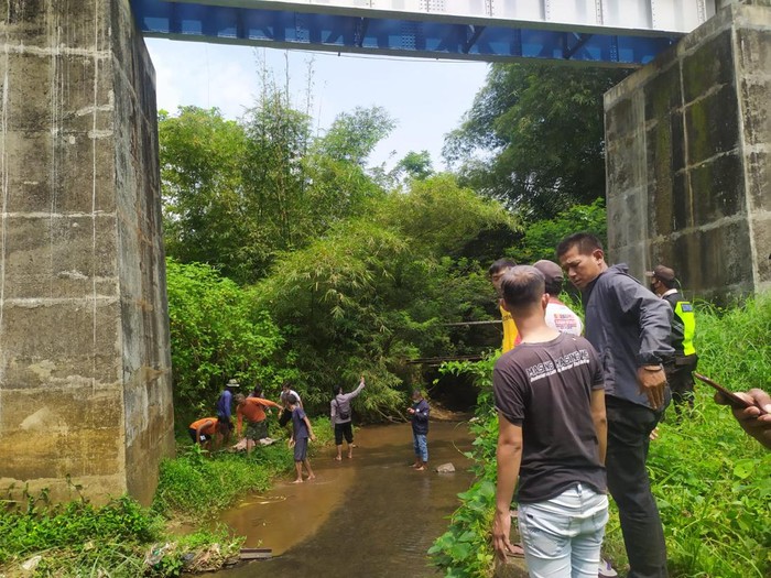 Petugas evauasi jasad korban yang tewas tersambar kereta api di Tasikmalaya.