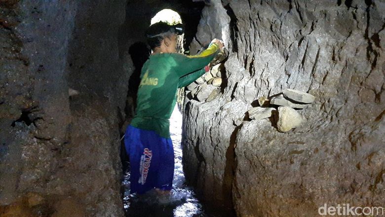 Kusnanto dan Agus Salim bertanggung jawab merawat terowongan air Tirtapala yang menjadi sumber kehidupan warga di lereng Gunung Slamet. Seperti apa kisahnya?