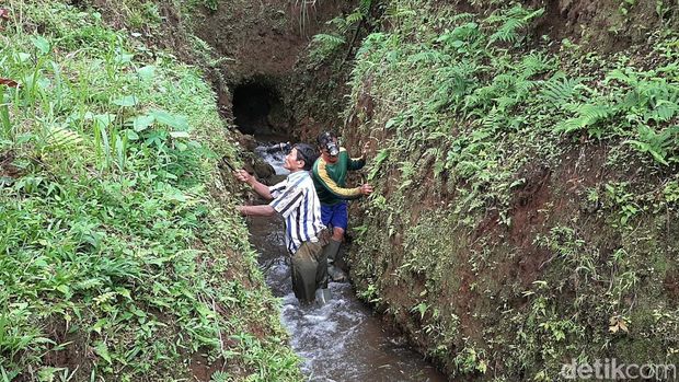 Kusnanto dan Agus Salim bertanggung jawab merawat terowongan air Tirtapala yang menjadi sumber kehidupan warga di lereng Gunung Slamet. Seperti apa kisahnya?