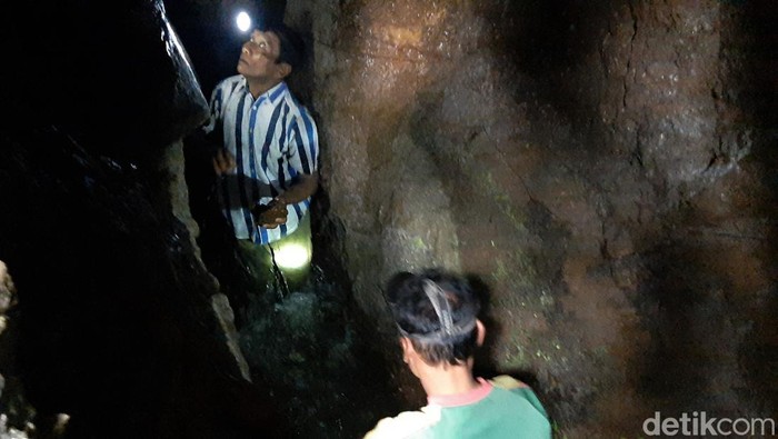 Potret Para Penjaga Terowongan Air di Lereng Gunung Slamet Kusnanto dan Agus Salim bertanggung jawab merawat terowongan air Tirtapala yang menjadi sumber kehidupan warga di lereng Gunung Slamet. Seperti apa kisahnya?