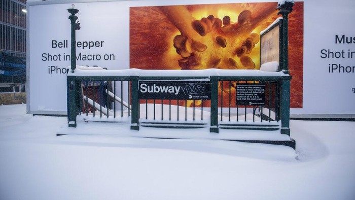 Badai salju yang melanda AS berdampak pada stasiun kereta bawah tanah di Kota New York. Stasiun subway di kota itu tampak memutih karena diselimuti salju tebal.