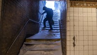 Badai salju itu mengakibatkan area-area di kawasan New York memutih akibat diselimuti salju tebal. Dampak badai salju bahkan terlihat di stasiun kereta bawah tanah.