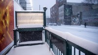 Salju tebal yang menyelimuti berbagai area di kawasan New York membuat aktivitas warga menjadi terganggu.