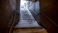 Penampakan area stasiun kereta bawah tanah Bushwick yang diselimuti salju tebal di kawasan New York, AS.