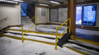 Penampakan stasiun kereta bawah tanah Morgan L di kawasan Brooklyn, New York, yang diselimuti salju tebal, Sabtu (29/1/2022) waktu setempat.