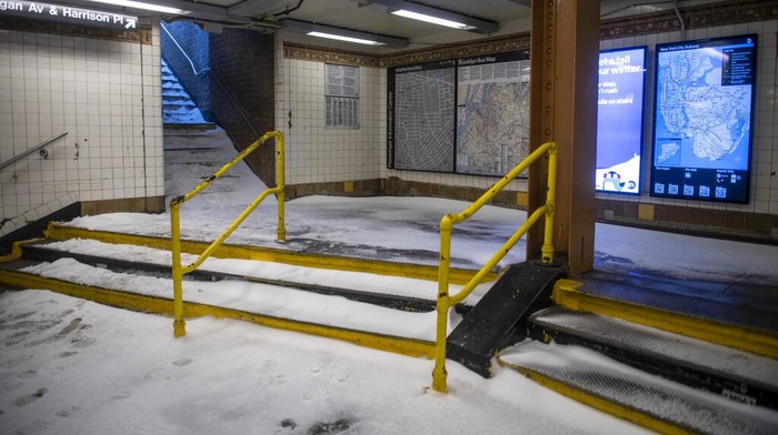 Badai salju yang melanda AS berdampak pada stasiun kereta bawah tanah di Kota New York. Stasiun subway di kota itu tampak memutih karena diselimuti salju tebal.