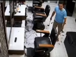 Viral Tukang Cukur Rambut di Bogor Nyaris Dibacok Pelanggan Tak Puas