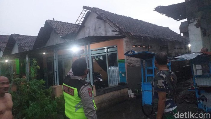 rumah rusak diterjang angin kencang