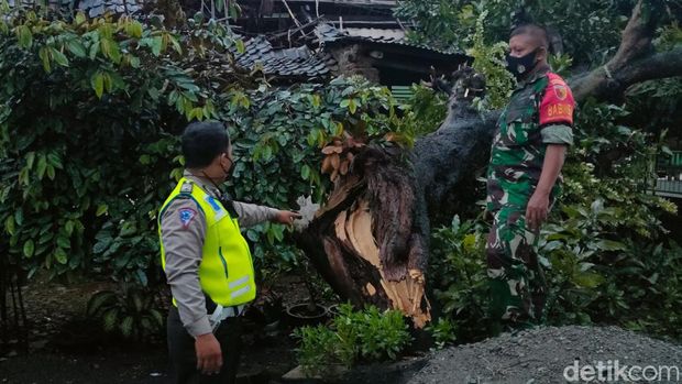 rumah rusak diterjang angin kencang