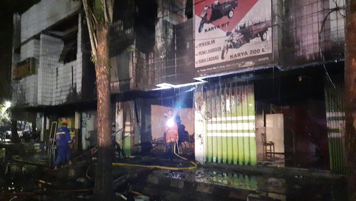 Salah satu toko kain yang terbakar di Pasar Induk Bondowoso mengaku mengalami lebih Rp 300 juta. Barang-barang yang terbakar yakni seluruh kain di dalam toko.