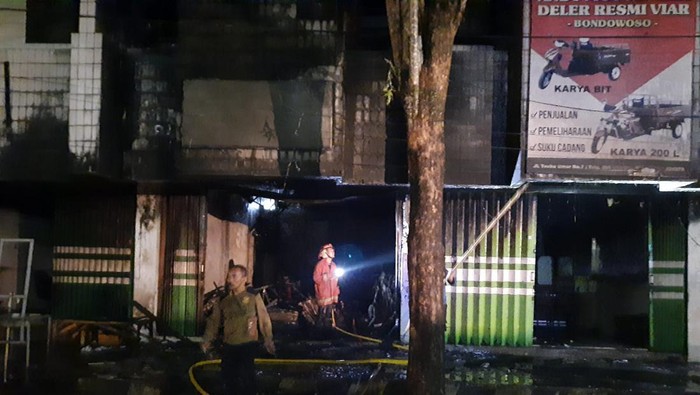 Salah satu toko kain yang terbakar di Pasar Induk Bondowoso mengaku mengalami lebih Rp 300 juta. Barang-barang yang terbakar yakni seluruh kain di dalam toko.