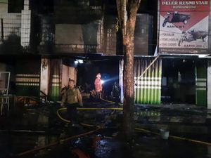 Padam, Mobil Damkar Sempat Kehabisan Air Saat Jinakkan Api di Pasar Bondowoso