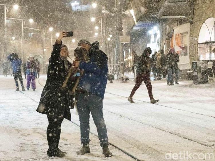 Foto: Senyum Bahagia di Komplek Masjid Al-Aqsa Saat Salju Turun