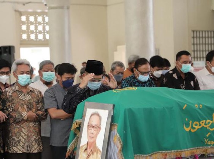 Sholat jenazah Guru Besar UGM Prof Adhi Susanto, M.Sc., Ph.D