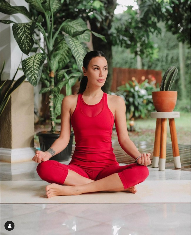 Siapa yang tidak kenal dengan sosok yang satu ini? Memiliki gaya hidup yang sehat dan rutin berolahraga, tak heran jika Sophia Latjuba masih memiliki tubuh langsing walaupun sudah berusia 51 tahun. Tak hanya itu saja, wajahnya pun masih terlihat awet muda tanpa keriput. Foto: Instagram