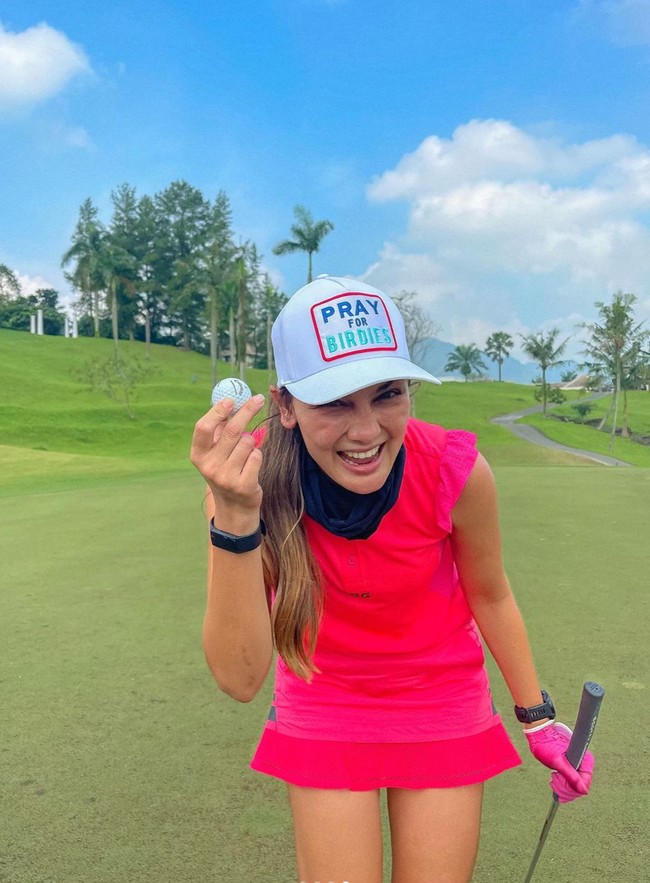 Tak kalah menawan, Luna Maya juga memiliki badan yang langsing. Diketahui bahwa Luna sendiri gemar melakukan olahraga golf. Dalam balutan busana berwarna merah muda, Luna Maya terlihat cantik sambil memegang bola dan stick golf. Foto: Instagram