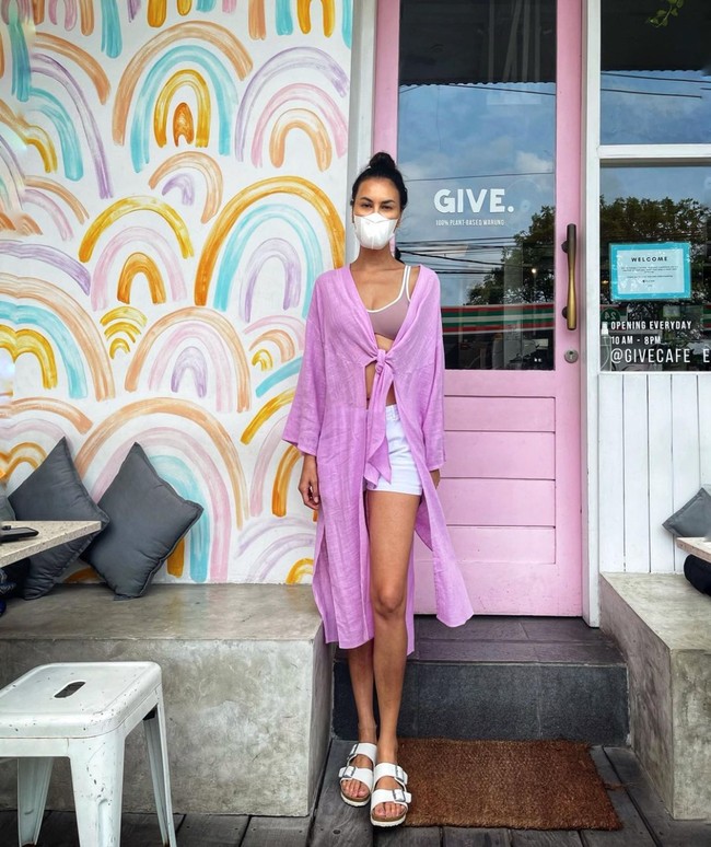 Berlibur ke Bali, gaya Sophia Latjuba masih terlihat bak anak muda. Ibu 2 orang anak itu tampak memadukan outer berwarna ungu dengan celana dan sandal berwarna putih. Melihat penampilannya itu, nggak heran jika banyak orang yang terpukau. Foto: Instagram