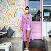 Berlibur ke Bali, gaya Sophia Latjuba masih terlihat bak anak muda. Ibu 2 orang anak itu tampak memadukan outer berwarna ungu dengan celana dan sandal berwarna putih. Melihat penampilannya itu, nggak heran jika banyak orang yang terpukau. Foto: Instagram